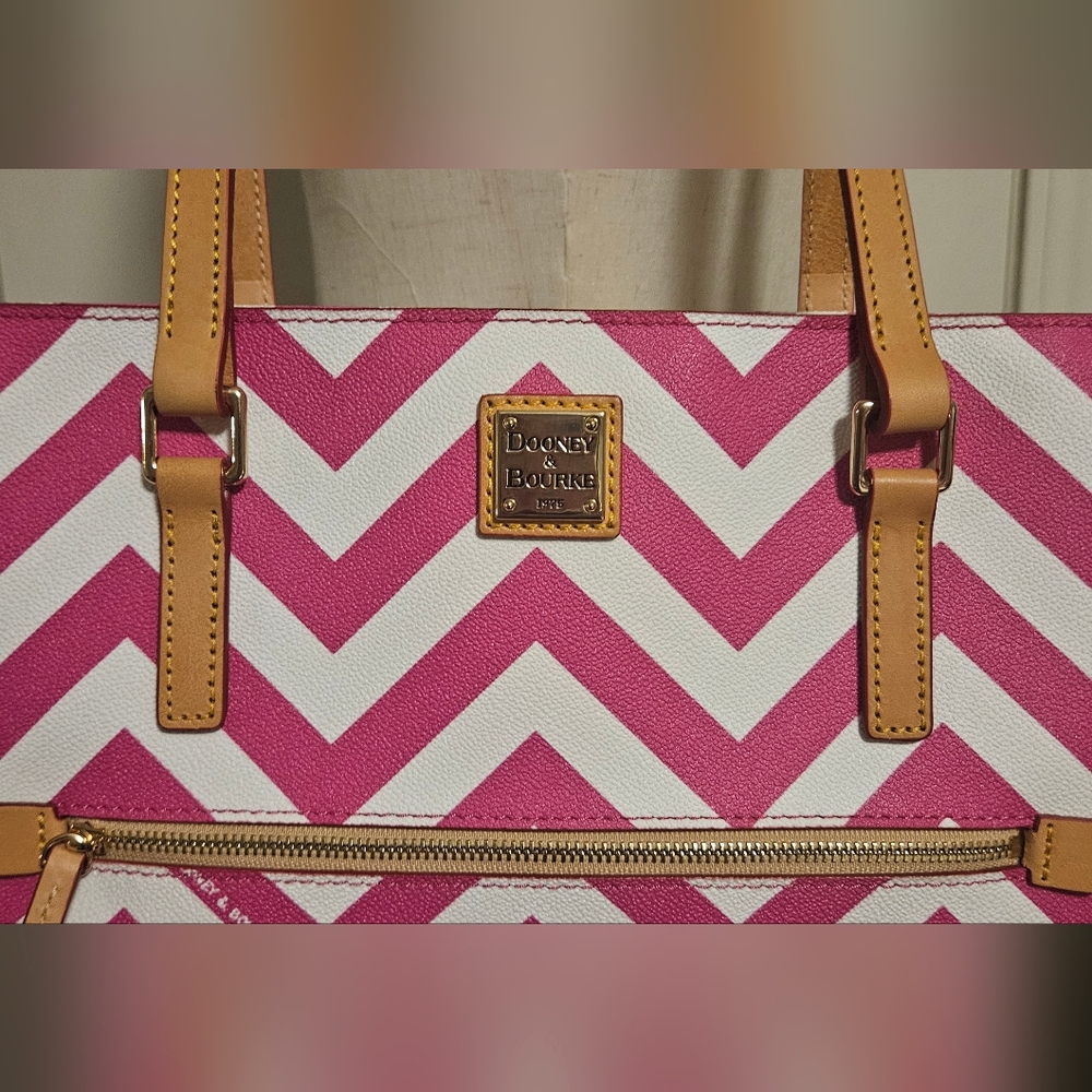 NWT Dooney & Bourke Large Shopper Tote W/ Zipper Closure: Fuchsia/White Chevron - Picture 2 of 11